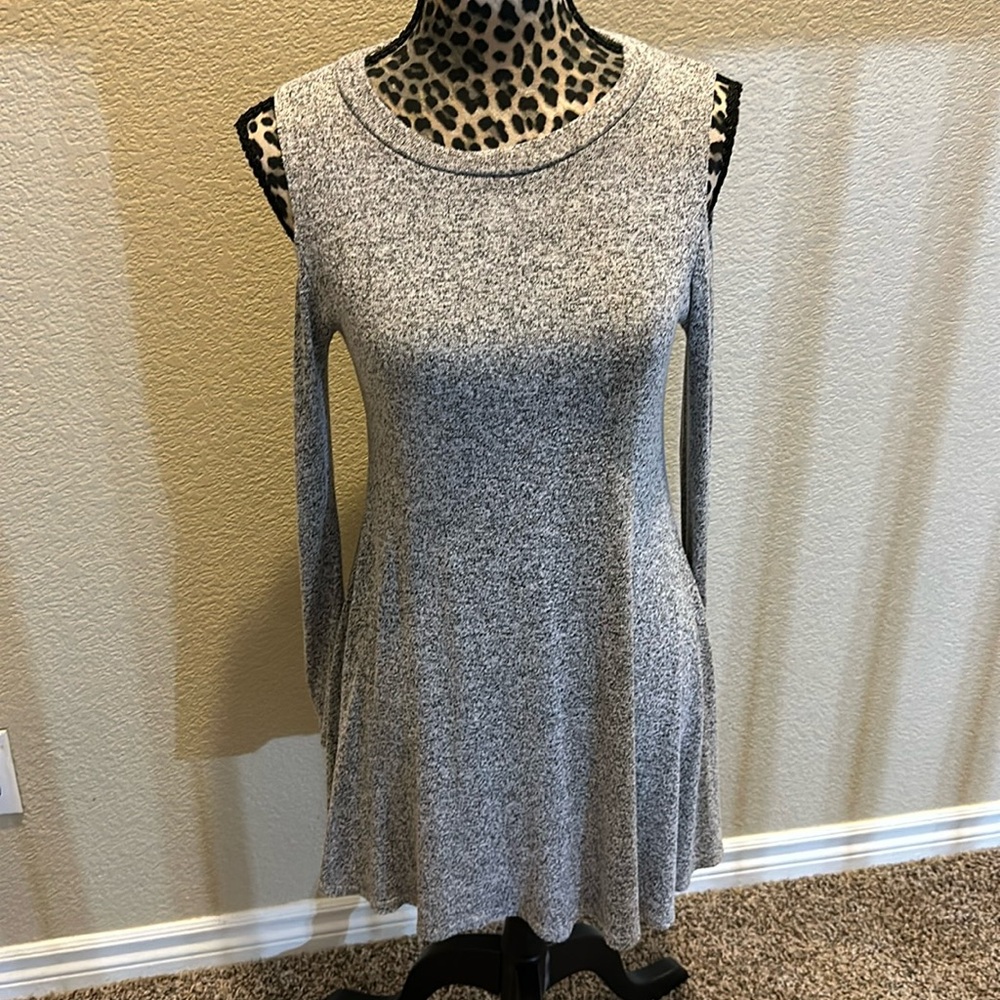 Women’s long sleeve cold shoulder tunic top, size M